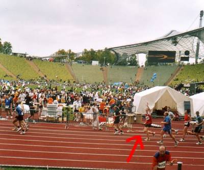 Einlauf ins Olympiastadion beim Münchener medien.marathon 2003