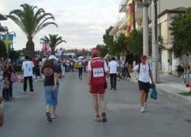 noch 100 Meter bis ins Ziel des 29. Spartathlon 2011